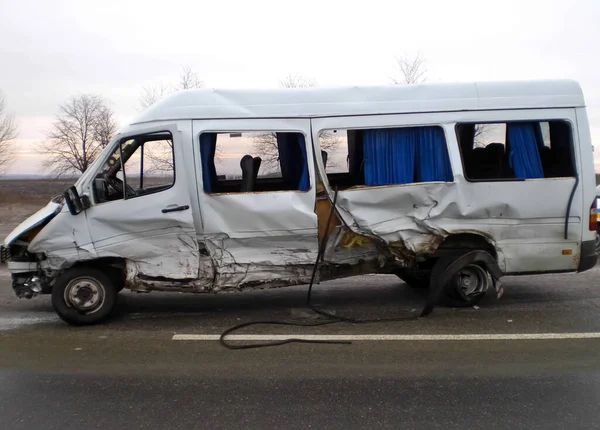 ハリコフ ウクライナ 2010年6月14日 バスの事故 自動車事故の結果 壊れた車 道路交通事故 — ストック写真