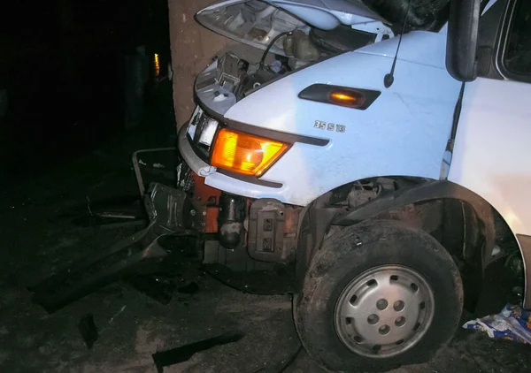 Kharkov, Ukrayna - 17 Haziran 2009: Araba kazasının sonuçları, kaza yapmış bir araba. Trafik kazası.