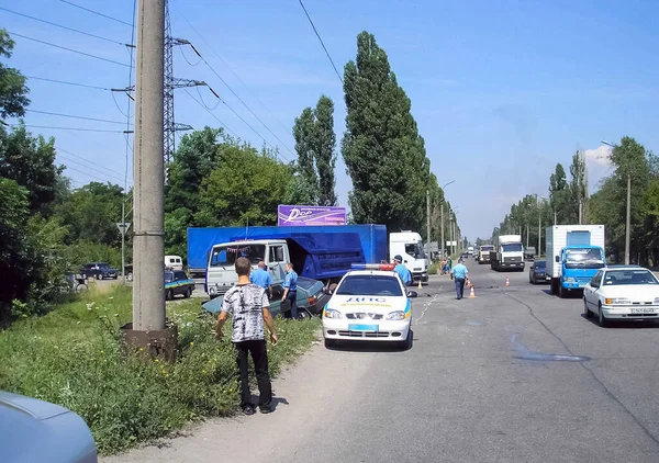 Kharkov, Ukrayna - 17 Haziran 2009: Araba kazasının sonuçları, kaza yapmış bir araba. Trafik kazası.
