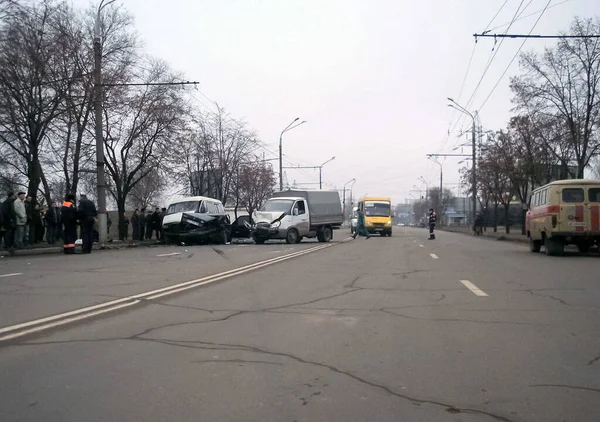 Kharkov, Ukrayna - 17 Haziran 2009: Araba kazasının sonuçları, kaza yapmış bir araba. Trafik kazası.