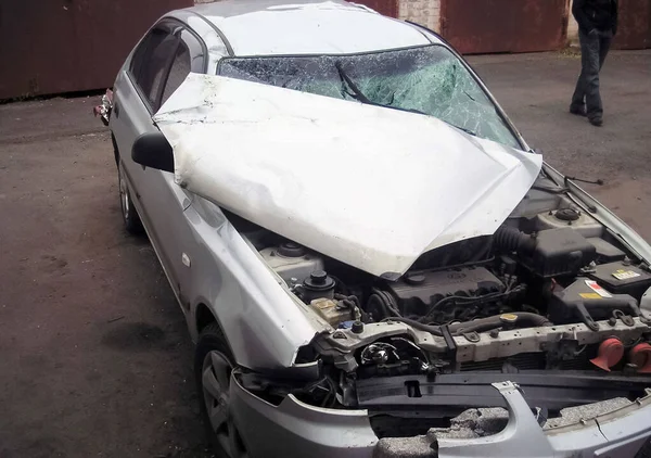 Kharkov, Ukrayna - 17 Haziran 2009: Araba kazasının sonuçları, kaza yapmış bir araba. Trafik kazası.