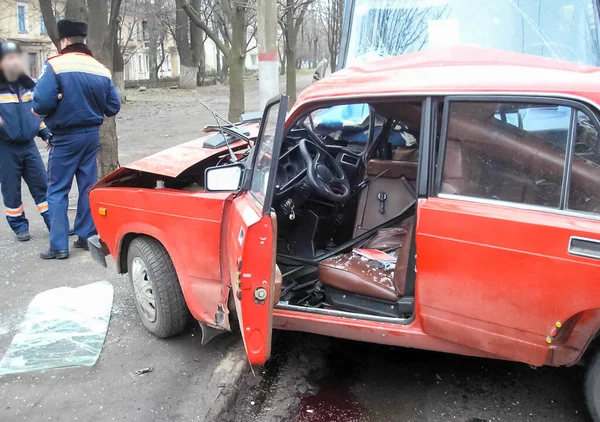 Kharkov, Ukrayna - 17 Haziran 2009: Araba kazasının sonuçları, kaza yapmış bir araba. Trafik kazası.