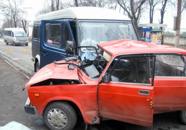 Kharkov, Ukrayna - 17 Haziran 2009: Araba kazasının sonuçları, kaza yapmış bir araba. Trafik kazası.