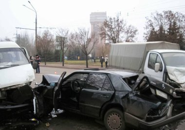Kharkov, Ukrayna - 17 Haziran 2009: Araba kazasının sonuçları, kaza yapmış bir araba. Trafik kazası.
