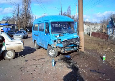 Kharkov, Ukrayna - 17 Haziran 2009: Araba kazasının sonuçları, kaza yapmış bir araba. Trafik kazası.