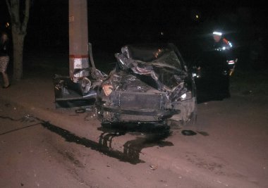 Kharkov, Ukrayna - 17 Haziran 2009: Araba kazasının sonuçları, kaza yapmış bir araba. Trafik kazası.