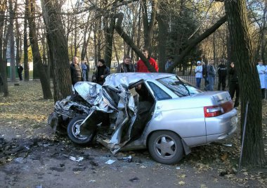 Kharkov, Ukrayna - 17 Haziran 2009: Araba kazasının sonuçları, kaza yapmış bir araba. Trafik kazası.