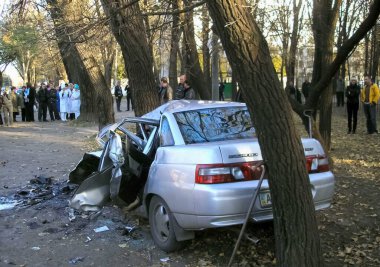 Kharkov, Ukrayna - 17 Haziran 2009: Araba kazasının sonuçları, kaza yapmış bir araba. Trafik kazası.
