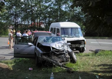 Kharkov, Ukrayna - 17 Haziran 2009: Araba kazasının sonuçları, kaza yapmış bir araba. Trafik kazası.