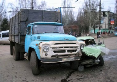Kharkov, Ukrayna - 17 Haziran 2009: Araba kazasının sonuçları, kaza yapmış bir araba. Trafik kazası.