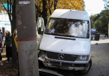 Kharkov, Ukrayna - 17 Haziran 2009: Araba kazasının sonuçları, kaza yapmış bir araba. Trafik kazası.