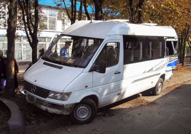 Kharkov, Ukrayna - 17 Haziran 2009: Araba kazasının sonuçları, kaza yapmış bir araba. Trafik kazası.