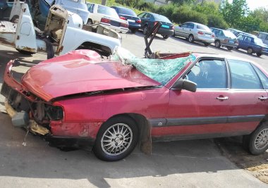 Kharkov, Ukrayna - 17 Haziran 2009: Araba kazasının sonuçları, kaza yapmış bir araba. Trafik kazası.