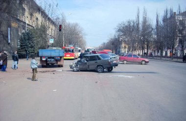 Kharkov, Ukrayna - 11 Haziran 2009: Araba kazasının sonuçları, kaza yapmış bir araba. Trafik kazası.