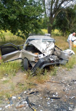 Kharkov, Ukrayna - 11 Haziran 2009: Araba kazasının sonuçları, kaza yapmış bir araba. Trafik kazası.
