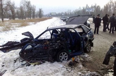 Kharkov, Ukrayna - 11 Haziran 2009: Araba kazasının sonuçları, kaza yapmış bir araba. Trafik kazası.