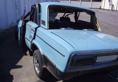 Kharkov, Ukrayna - 11 Haziran 2009: Araba kazasının sonuçları, kaza yapmış bir araba. Trafik kazası.