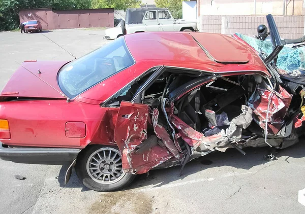 Kharkov Ukraine June 2009 Consequences Car Accident Wrecked Car Road — Stock Photo, Image