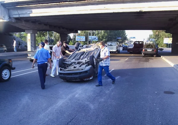Kharkov, Ukrayna - 11 Haziran 2009: Araba kazasının sonuçları, kaza yapmış bir araba. Trafik kazası.
