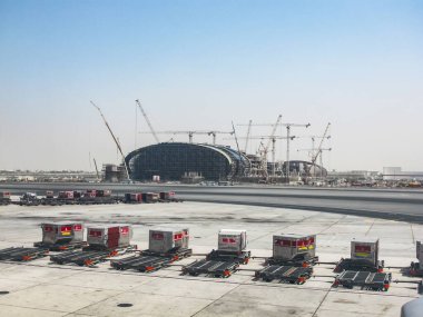 Dubai Havaalanı, BAE - 11 Haziran 2010: Dubai Yolcu Havalimanı Birleşik Arap Emirlikleri, Havaalanı Dış Hatları, uçak penceresinden görünüm