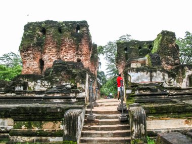 Polonnaruwa, Sri Lanka - 23 Mayıs 2017: Polonnaruwa, Sri Lanka. Antik bir tapınağın kalıntıları, son derece gelişmiş eski bir medeniyetin izleri..