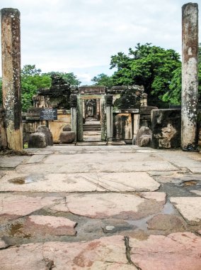 Polonnaruwa, Sri Lanka - 23 Mayıs 2017: Polonnaruwa, Sri Lanka. Antik bir tapınağın kalıntıları, son derece gelişmiş eski bir medeniyetin izleri..