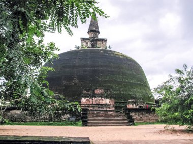 Polonnaruwa, Sri Lanka. Antik bir tapınağın kalıntıları, son derece gelişmiş eski bir medeniyetin izleri..