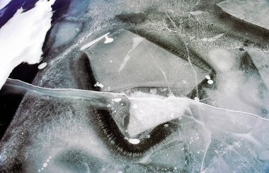 Baykal Gölü 'nün donmuş buz saçakları. Baykal 'da kış, gölde buz ve kar. Baykal 'ın kışın güzelliği..