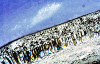 Baykal Gölü 'nün donmuş buz saçakları. Baykal 'da kış, gölde buz ve kar. Baykal 'ın kışın güzelliği..