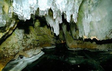 Baykal 'da kış, gölde buz ve kar. Baykal 'ın kışın güzelliği..