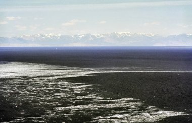 Baykal 'da kış, gölde buz ve kar. Baykal 'ın kışın güzelliği..