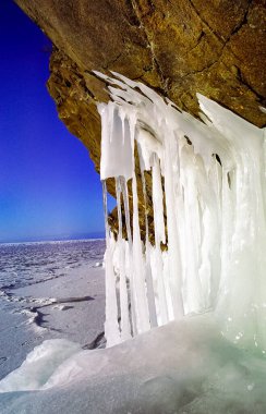 Baykal 'da kış, gölde buz ve kar. Baykal 'ın kışın güzelliği..