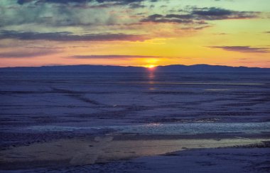 Baykal 'da kış, gölde buz ve kar. Baykal 'ın kışın güzelliği..
