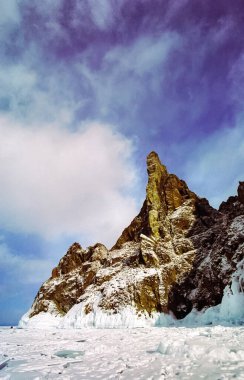 Baykal 'da kış, gölde buz ve kar. Baykal 'ın kışın güzelliği..