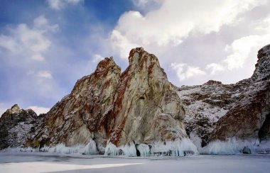 Baykal 'da kış, gölde buz ve kar. Baykal 'ın kışın güzelliği..