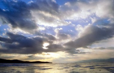 Baykal 'da kış, gölde buz ve kar. Baykal 'ın kışın güzelliği..