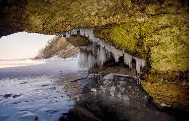 Baykal 'da kış, gölde buz ve kar. Baykal 'ın kışın güzelliği..