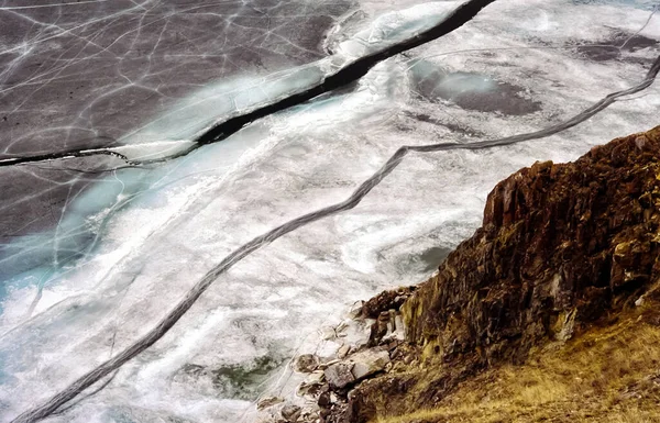Baykal 'da kış, gölde buz ve kar. Baykal 'ın kışın güzelliği..