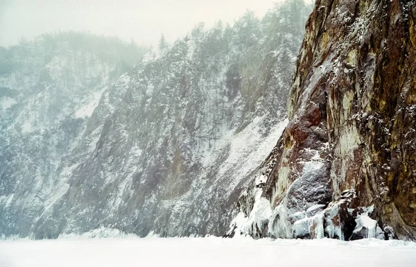 バイカル湖 氷と雪の上の冬 冬のバイカルの美しさ — ストック写真