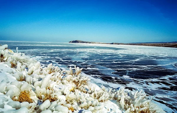 Baykal 'da kış, gölde buz ve kar. Baykal 'ın kışın güzelliği..