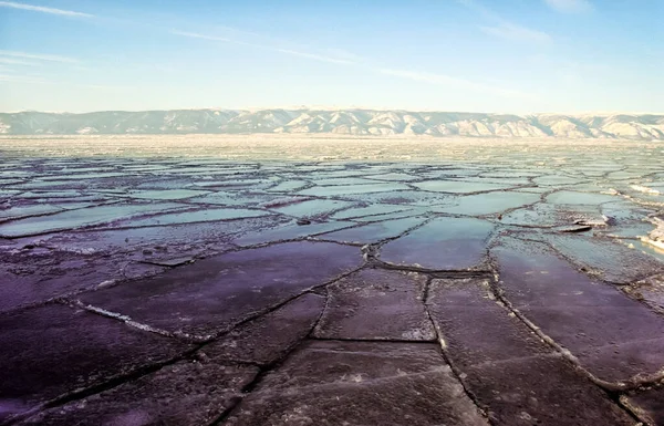Baykal 'da kış, gölde buz ve kar. Baykal 'ın kışın güzelliği..
