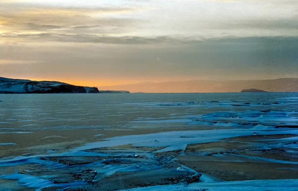 贝加尔湖上的冬天湖上的冰雪贝加尔湖冬季自然美景 — 图库照片