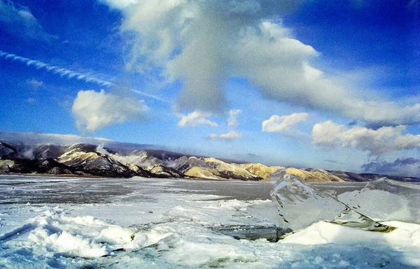 バイカル湖 氷と雪の上の冬 冬のバイカルの美しさ — ストック写真