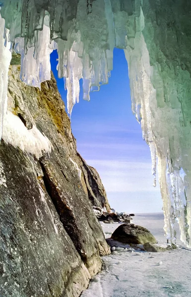 贝加尔湖上的冬天湖上的冰雪贝加尔湖冬季自然美景 — 图库照片