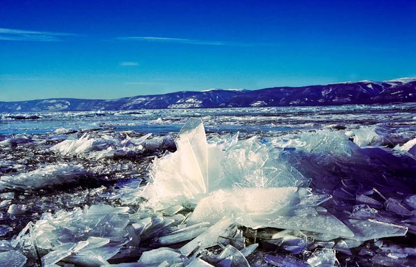 Baykal 'da kış, gölde buz ve kar. Baykal 'ın kışın güzelliği..