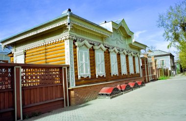 Ahşap evlerin pencereleri. Pencere çerçevelerinin antik stili.