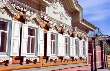 Ahşap evlerin pencereleri. Pencere çerçevelerinin antik stili.