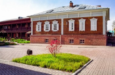 Ahşap evlerin pencereleri. Pencere çerçevelerinin antik stili.