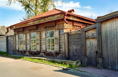 Ahşap evlerin pencereleri. Pencere çerçevelerinin antik stili.