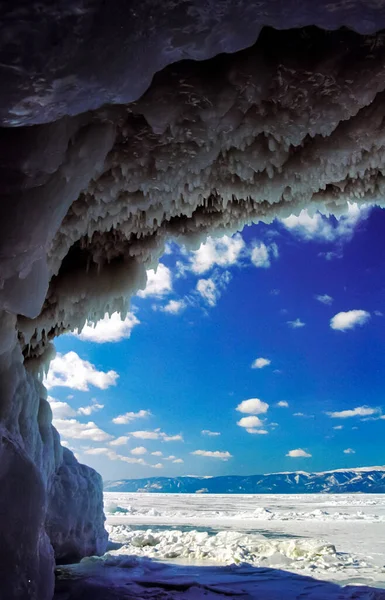 贝加尔湖上的冬天湖上的冰雪贝加尔湖冬季自然美景 — 图库照片